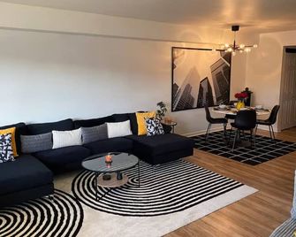 Sleek 2 bedroom unit with parking plus car rental! - פילדלפיה - סלון