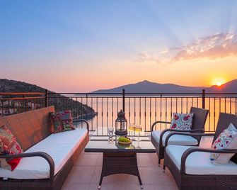 Stylish and Spacious Sea Front Villa, Fantastic Sea Views and Private Pool - Kalkan - Balcony