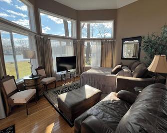 Cass Lk Lakefront 3BR Home - Addl 3BR Home next dr Addl Bking 15 min to Bham . - Waterford - Living room