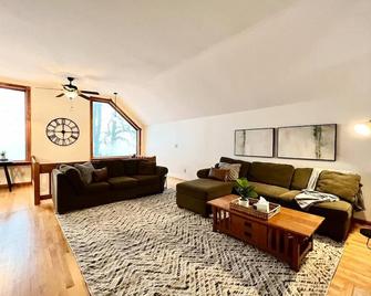 Sandy Pond Lake House | Pets | Tiki Bar | Fire Pit - Pulaski - Wohnzimmer