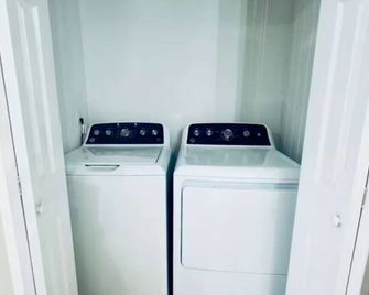Center Home - Goldsboro - Lavandería