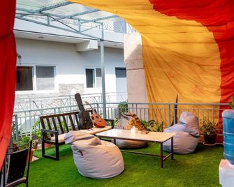 كالاش باركاز آند تينت إن - بوخارا - شرفة