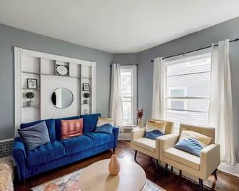 4-bedroom House in Rochester with Window A/C, TV, & WiFi to accommodate 8 people - Rochester - Living room