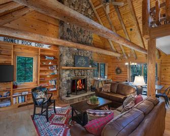 Three Lakes Chain! Lakefront Cabin With Private Dock/Gameroom/Firepit/Kayak/Sup - Three Lakes - Living room