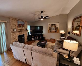 Wonderful Ranch-Louisville-Gas F.P. On Back Patio/H.S. Int-Gas F/P Living Room. - Louisville - Wohnzimmer