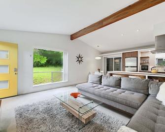 Walk To Soco Stylish Mid Century Gem By - Austin - Living room