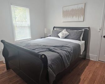 Charming 3-bedroom apartment within 5 minutes of SU, Le Moyne, and Hospitals - Syracuse - Bedroom