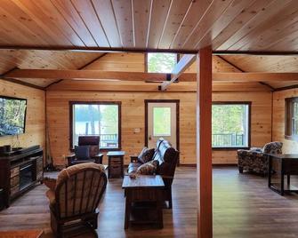Family Friendly Lakefront Cottage, Ambajejus Lake - Millinocket - Living room