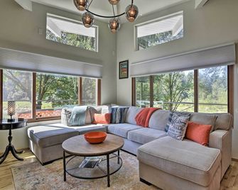 Waterfront Troutdale Hideaway Sandy River Fishing - Troutdale - Living room