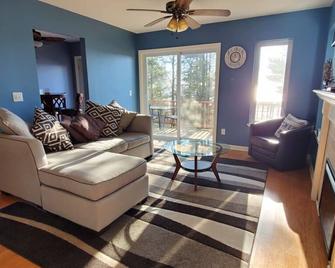 Lake House Oasis: Autumn Getaway with Kayaks, Trails, and Peaceful Views - Manistique - Living room
