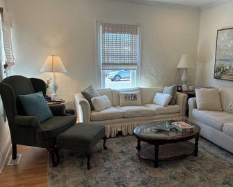 3BR Shore Home + 1BR Apt, walking distance to the Beach - Avon by the Sea - Sala de estar
