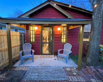 Rosebud Retreat Cottage in Historic Plaza Midwood Walkable to Everything - Charlotte - Innenhof