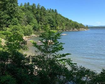 Lakefront home with tennis court and dock on gorgeous Lake Champlain - Westport - Beach