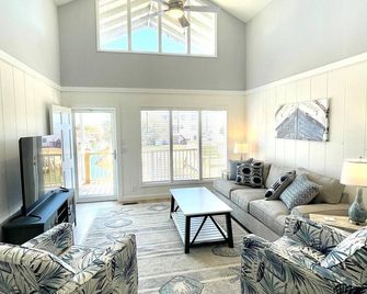 Cozy 5br-2ba Cottage On Canal, Private Heated Pool, Private Boat Dock - Ocean Isle Beach - Living room