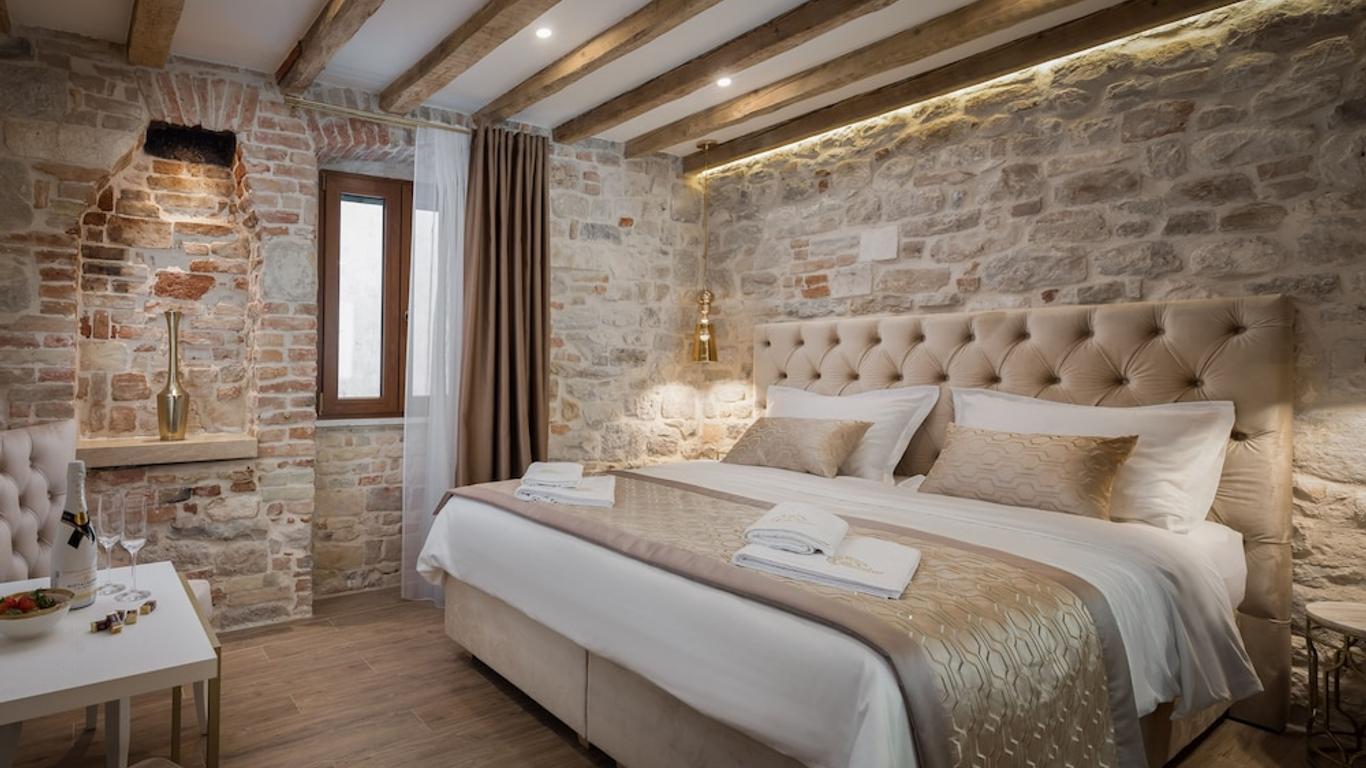 Le Premier Luxury Rooms