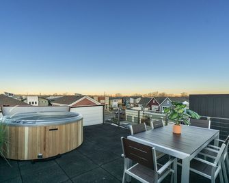 Downtown Views Deluxe Guesthouse + Rooftop Spa! - Fort Collins - Balcony