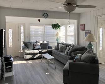 Beautiful Beach Bungalow With Off Street Parking - Point Pleasant Beach - Living room
