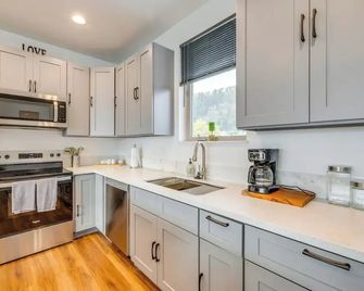 Walk to Marina: Tillamook Bay Apt w/ Water Views! - Garibaldi - Küche