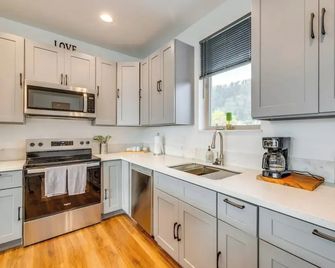 Walk to Marina: Tillamook Bay Apt w/ Water Views! - Garibaldi - Keuken