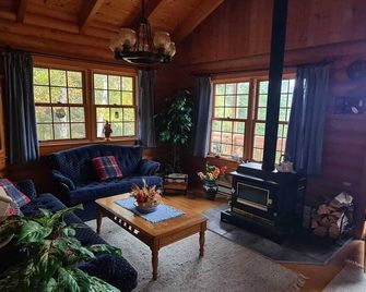 Cozy log cabin with fantastic views and 2 bathrooms - St. Peter's - Sala de estar