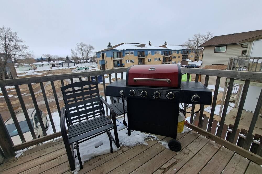 Your home away from home in busy Estevan - Estevan - Balkón