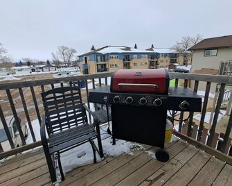 Your home away from home in busy Estevan - Estevan - Balkón