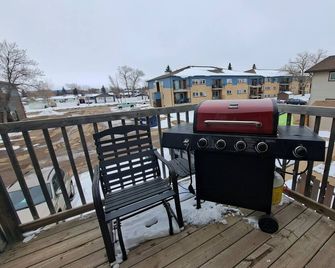 Your home away from home in busy Estevan - Estevan - Balkón