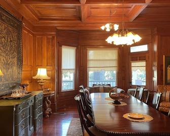 In the Heart of Apalachicola~Walk Everywhere!~Vintage Rose Suite~Majestic Jewel - Apalachicola - Dining room
