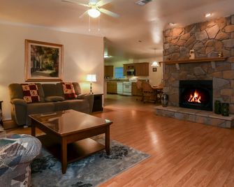 The Blue Nile! Your Florida Vacation is Calling. Vacation, Leisure or Business - Homosassa - Living room