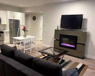 2 Br Suite - Surrey - Living room