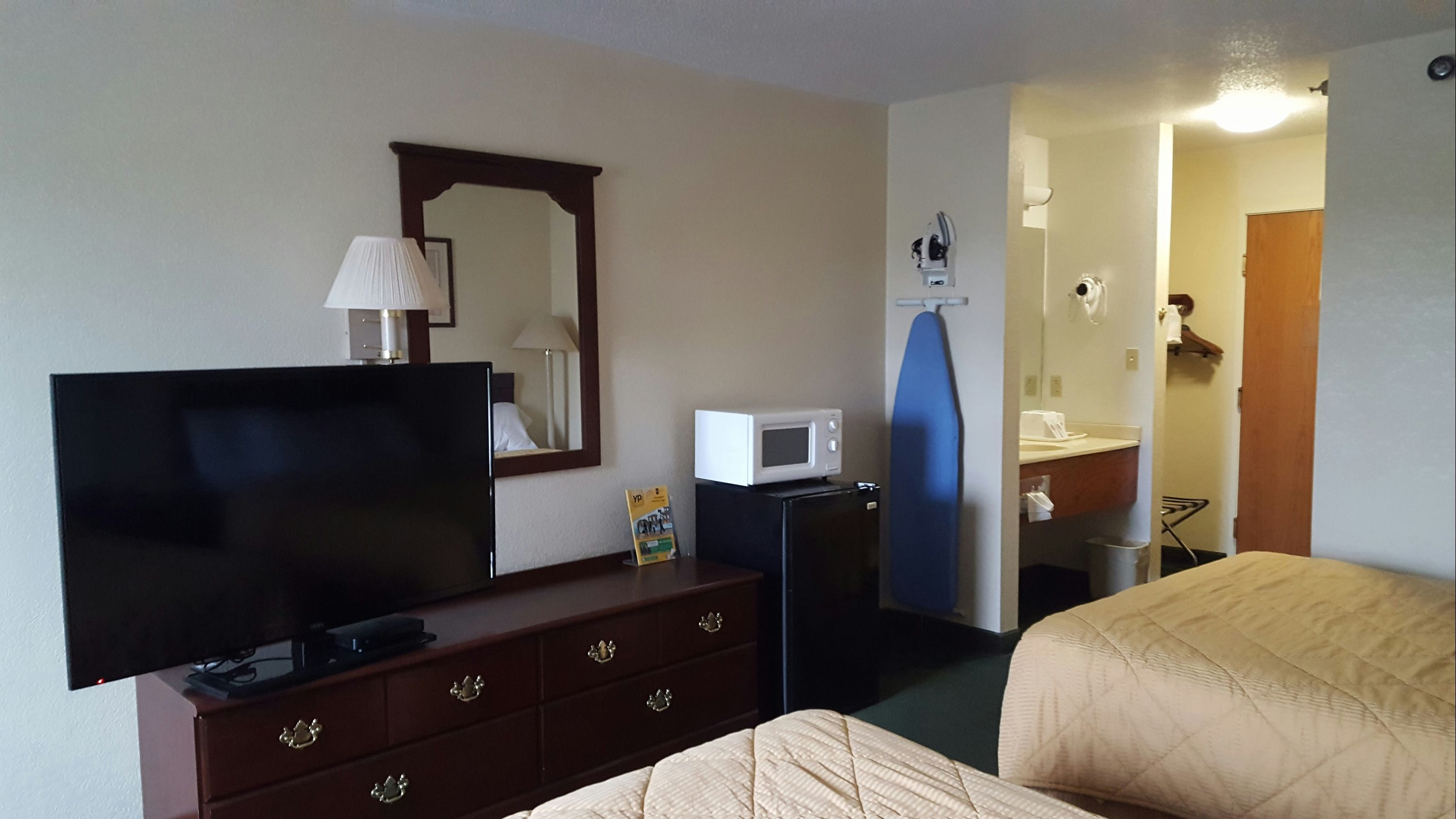Arlington Inn And Suites - Warren - Bedroom