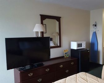 Arlington Inn And Suites - Warren - Bedroom