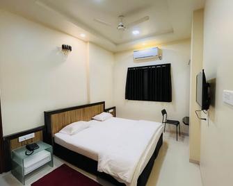Shree Datta Hotel - Ahmednagar - Bedroom