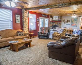 Lake Front Property; Secluded & Private; Sleeps 18; Located 30 Miles From Okc - Shawnee - Wohnzimmer