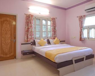 Oyo 10031 Wind Chimes Boutique Guest House - Surat - Habitación
