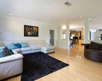 Tropical Oasis Estate - Pinecrest - Living room