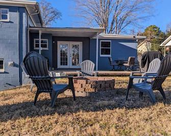 Cozy, Spacious, Great Location to amenities - Oak Ridge - Patio