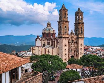 Hotel & Balneario Los Angeles - Taxco