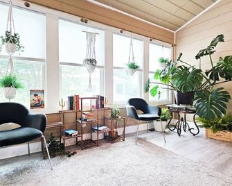 Boho, plant-filled home w/ wood + leather touches, 3 beds, 2 baths, super clean. - Emerald Isle - Lobby