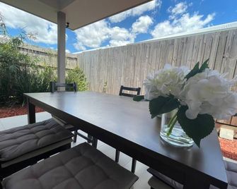 Tropical Ocean Vibe Fully Aircon House - Strathpine - Patio