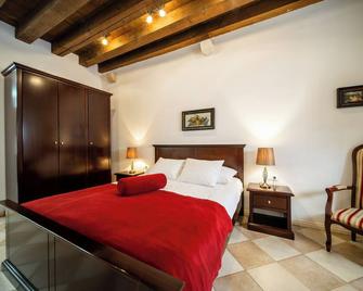 SUNce Palace Apartments with free offsite parking - Dubrovnik - Bedroom
