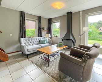 Stunning Home In Sint Nicolaasga - Sint Nicolaasga - Living room
