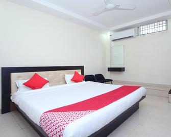 OYO Hotel Shri Radha Isbt - Jabalpur - Bedroom