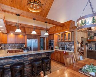 Lake Superior Cabin With Fireplace Snowm - Paradise - Kitchen