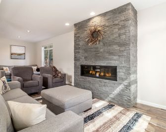 Recharge by The River by Nw Comfy Cabins - Leavenworth - Living room