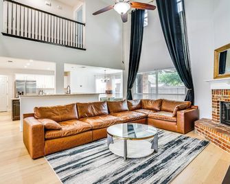 2 Mi to Old Town Spacious Burleson Vacation Home - Burleson