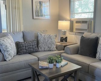 The Restoration Hideaway near Yosemite National Park - Ahwahnee - Living room