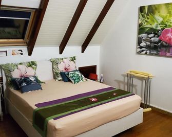 In A Treated Villa, A Comfortable Private Apartment, Superb Sea / Mountain View - Saint-Claude - Habitación