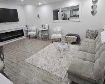 Charming 2-bedroom house with AC, WiFi in Pleasant Ajax - Ajax - Living room