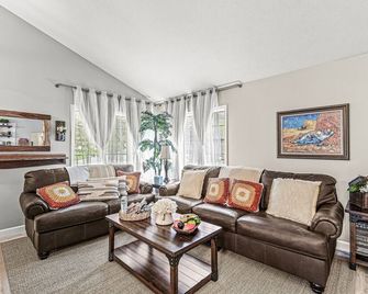 Edelweiss Chic Retreat /Grand Park/Ruoff/ Extended Stays Accepted - Noblesville - Huiskamer